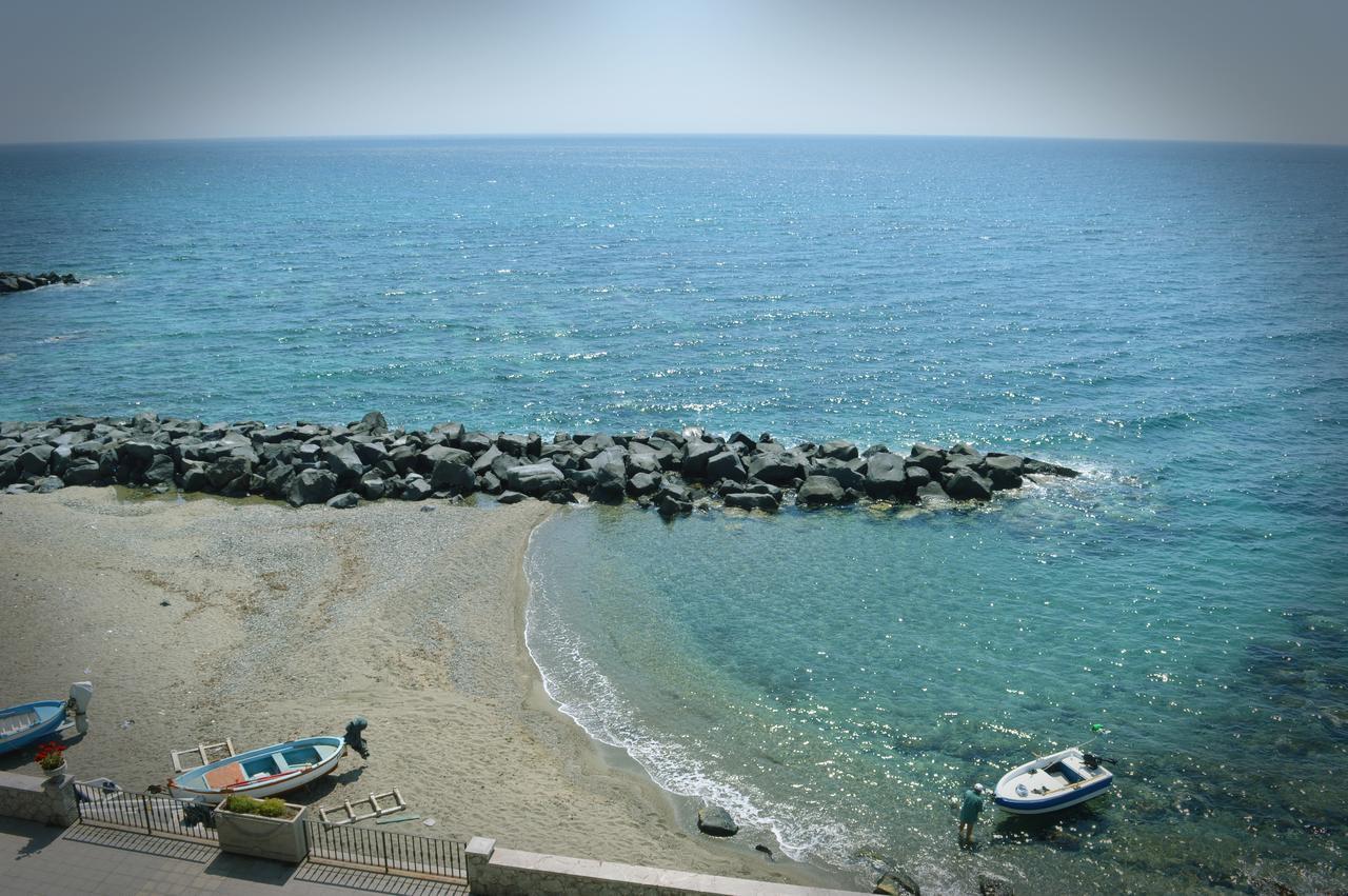 Hotel La Riva Giardini Naxos Exterior foto