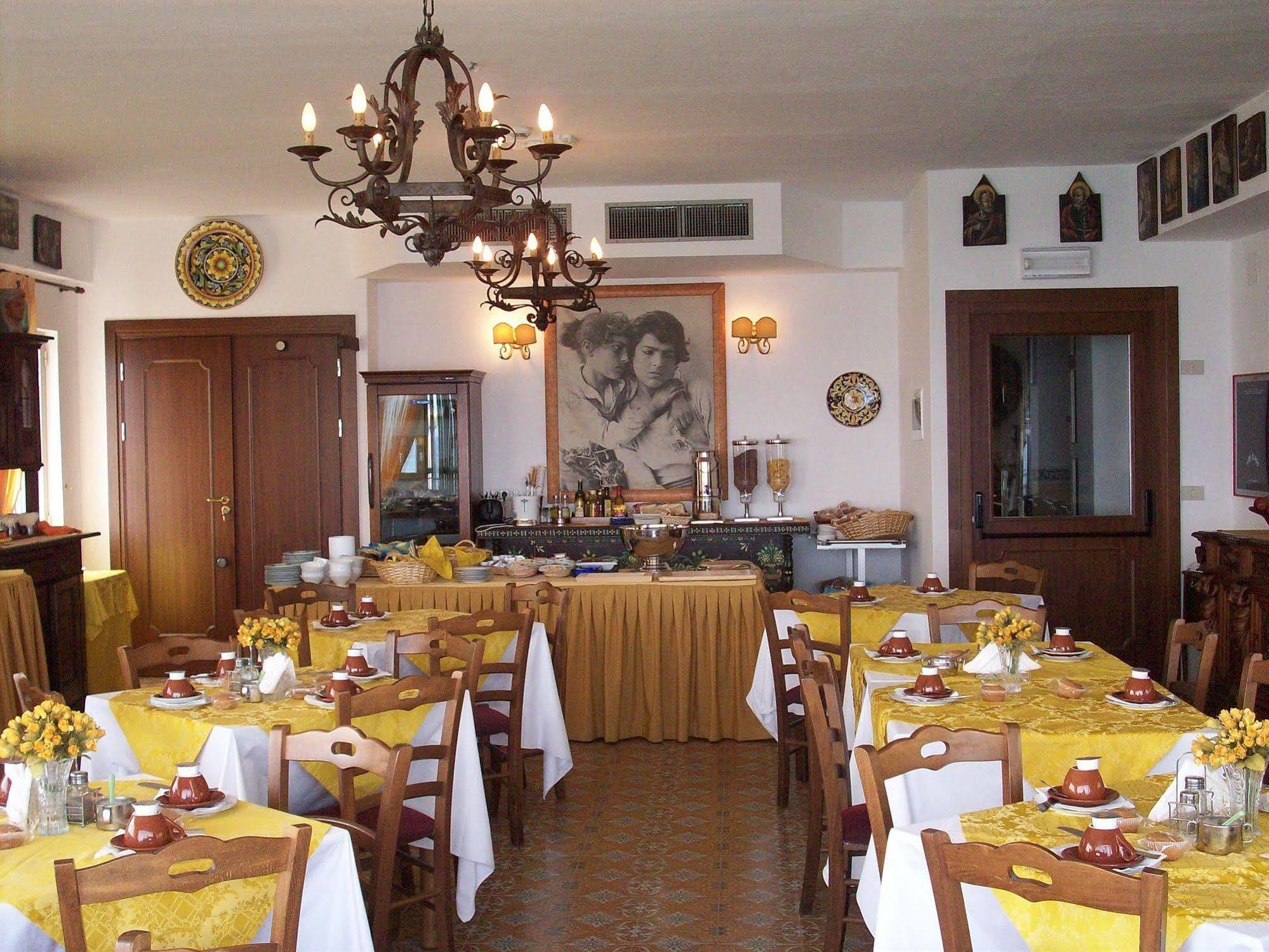 Hotel La Riva Giardini Naxos Exterior foto