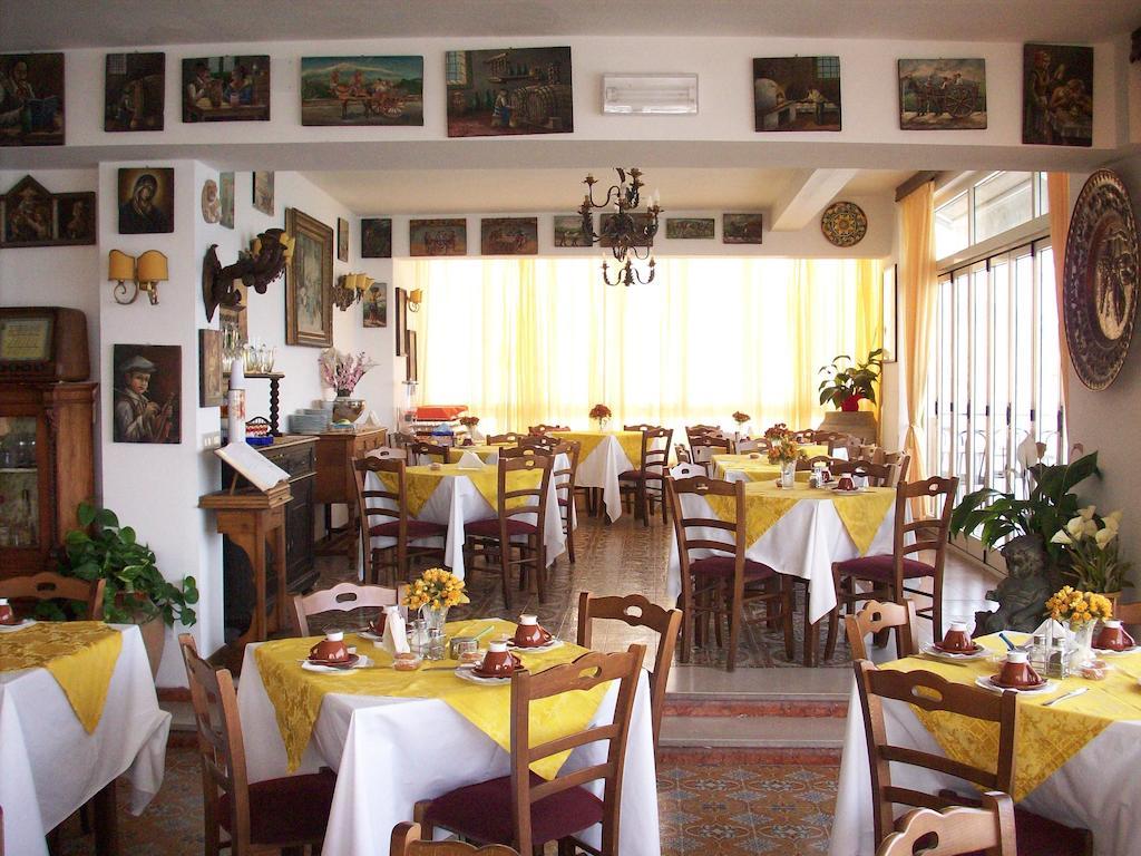 Hotel La Riva Giardini Naxos Exterior foto